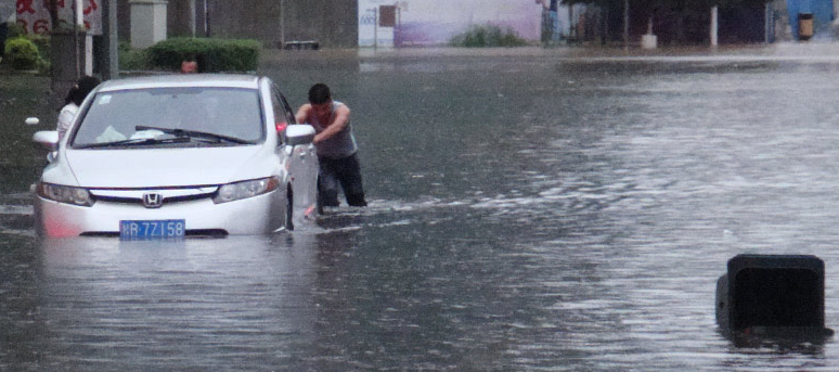 暴雨中的(de)城市.png 暴(bào)雨中的城市.png